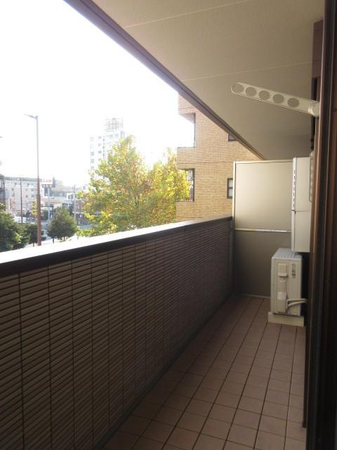 外からの目が気にならないバルコニーで洗濯物が干せます
