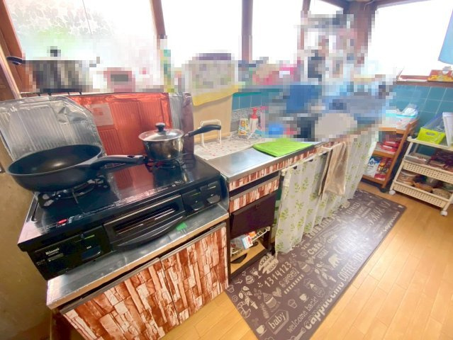 上後藤3丁目中古戸建のキッチン|ガスコンロ設置タイプのキッチンになります。綺麗に維持管理をされていますが、年数が経過している為、新調も検討を頂くと良いと思います。