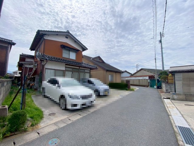 上後藤3丁目中古戸建の前面道路含む現地写真|前面道路は約3.4ｍ（側溝を含むと約4ｍ）になります。接道間口も広く駐車の目線では、無理なく駐車可能です。