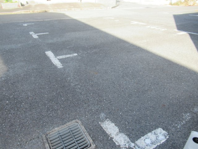 中津ハイツA棟の駐車場