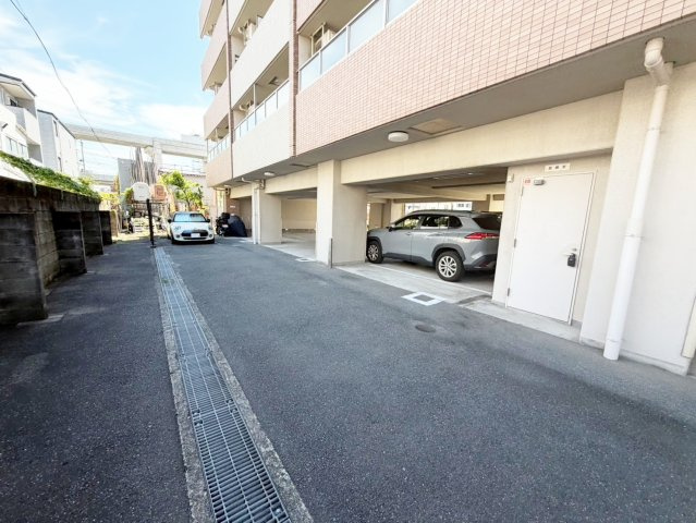 アレルヤの駐車場