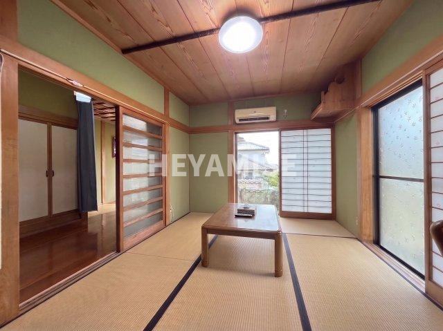小江原四丁目戸建の居間・リビング|※AI技術を用いて室内の家具・荷物を消去する加工を施しています。
