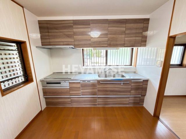 小江原四丁目戸建のキッチン|※AI技術を用いて室内の家具・荷物を消去する加工を施しています。