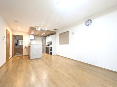 【居間・リビング】 | 中古戸建て　流山市向小金２丁目 | ゆったりとしたリビングです