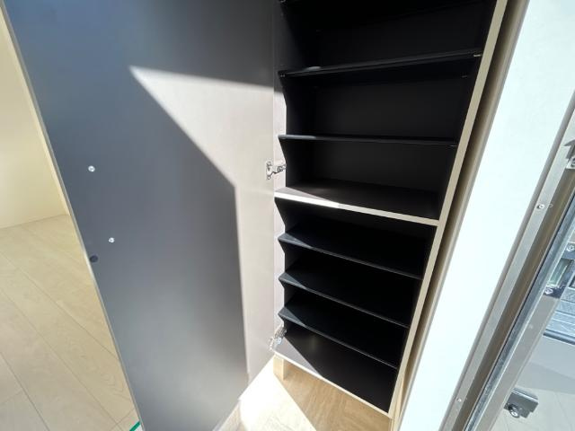 レヴメゾン神山弐番館の収納|下駄箱
