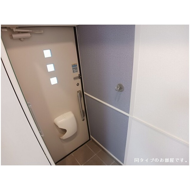 岐阜市琴塚３丁目のアパートの玄関