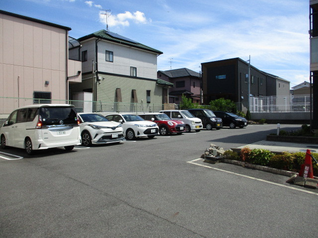 シャーメゾン二上の駐車場