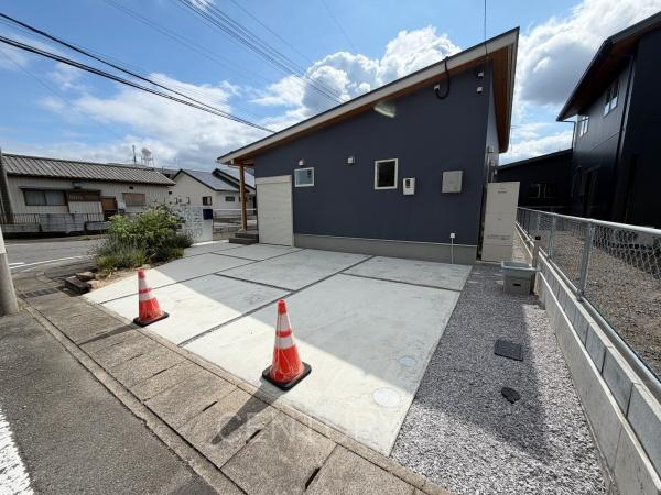 前橋市荒牧町中古住宅の前面道路含む現地写真|並列駐車可能な駐車場