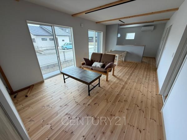 前橋市荒牧町中古住宅の居間・リビング|陽当たりの良い明るいリビング