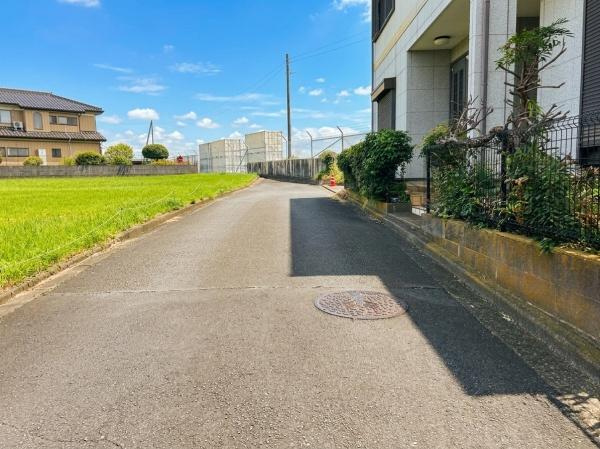 【前面道路含む現地写真】 | 相模原市中央区上矢部３丁目　中古戸建 | 前面道路は通り抜けできませんので、小さなお子様がいるご家庭も安心です。