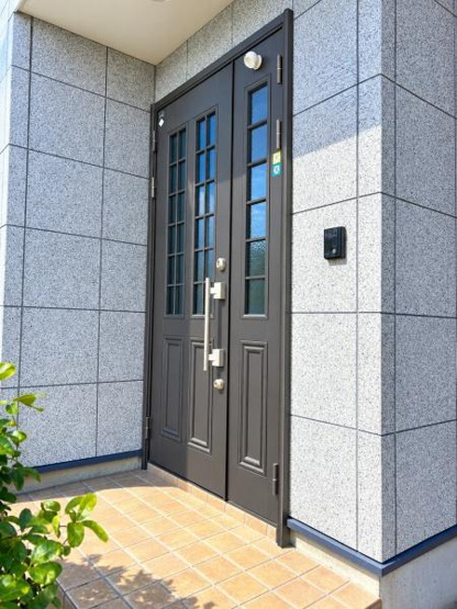 【玄関】 | 相模原市中央区上矢部３丁目　中古戸建 | 大きな荷物の搬入にも便利な親子ドアを採用。