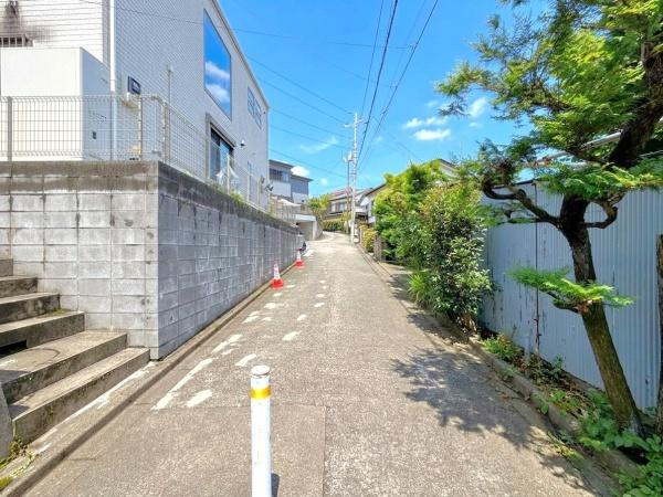 町田市金森東４丁目の中古一戸建の前面道路含む現地写真