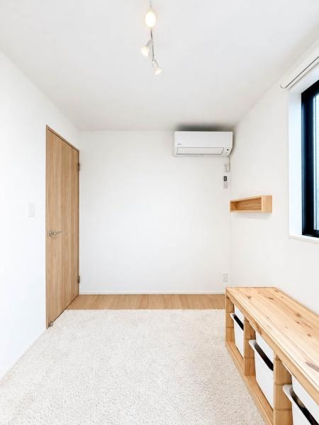 茅ヶ崎市小和田１丁目の中古一戸建の子供部屋|日当たりも良く照明がなくても明るいお部屋です。