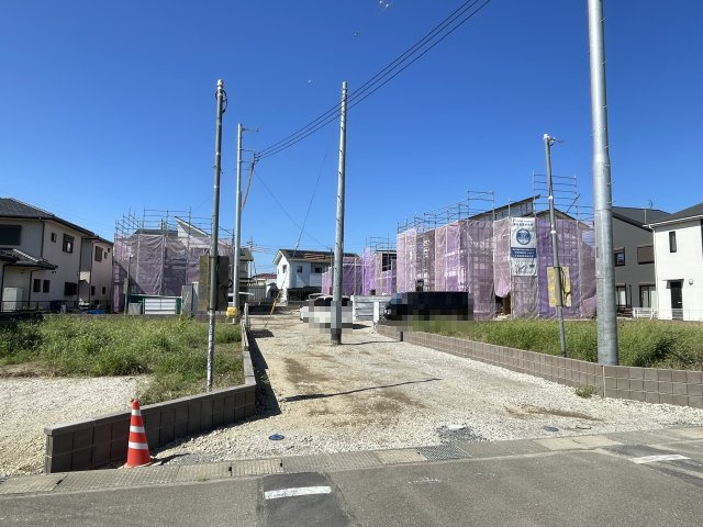 藤岡市立石第７（全5棟）2号棟の前面道路含む現地写真
