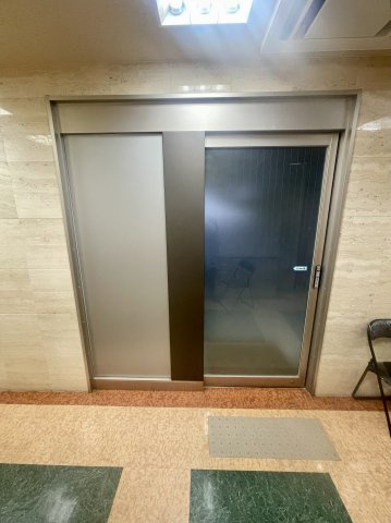 吹田市津雲台５丁目の店舗事務所の玄関