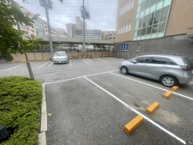 吹田市津雲台５丁目の店舗事務所の駐車場