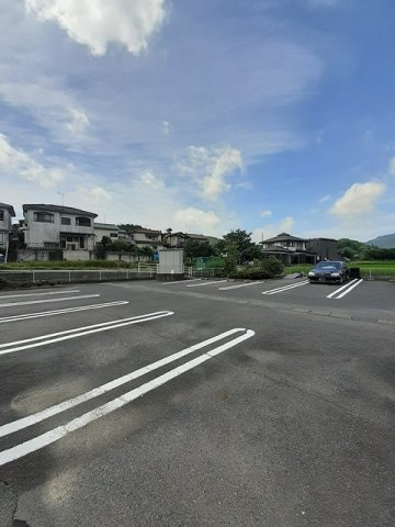 フェアリーランド　Ｂの駐車場|車をお持ちの方に嬉しい駐車場付きの物件です