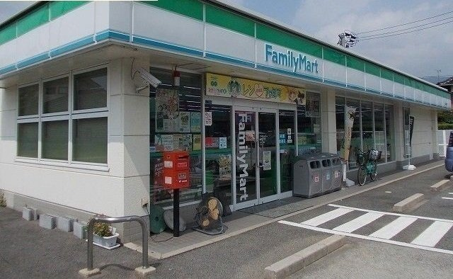 フェアリーランド　Ｂの周辺|ファミリーマートまで2700m