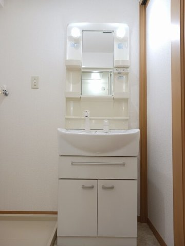 グランジュネッスの洗面所|明るい洗面所です
