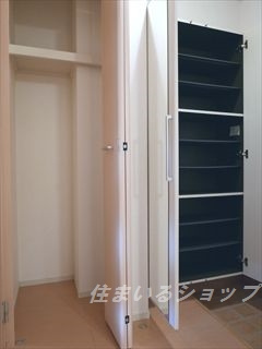 ティ・シュティル　Ⅰ番館の玄関|ミラー付き大型シューズボックス