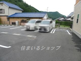 ティ・シュティル　Ⅰ番館の駐車場
