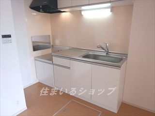 ティ・シュティル　Ⅰ番館のキッチン|浄水器一体型シャワー水栓・床下収納あり