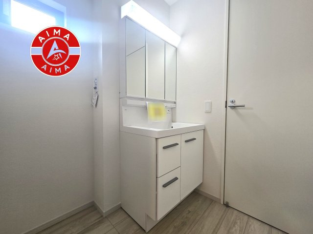 福岡市早良区南庄3丁目第2-2棟（1号棟）の内観：施工例|毎日使うものだから清潔な空間を保ちたい水回り。洗面にはそんな願いを解消させてくれる収納アイデアが満載です。三面鏡の裏側にはキャビネットが現れ小物から背の高い物まで収納できます。