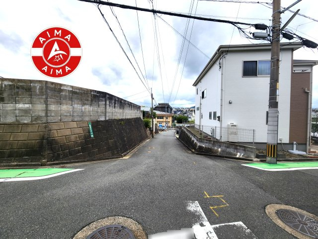 福岡市東区美和台3丁目第3-2棟（2号棟）の外観|前面道路含む現地の写真です。