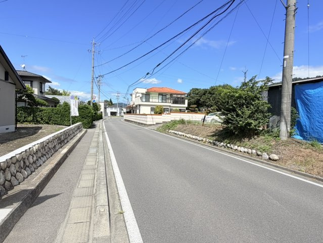 島内　中古住宅の前面道路含む現地写真