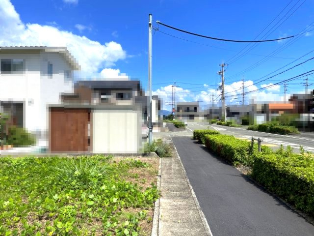 高島市新旭町熊野本2丁目59坪売地(北)の前面道路含む現地写真