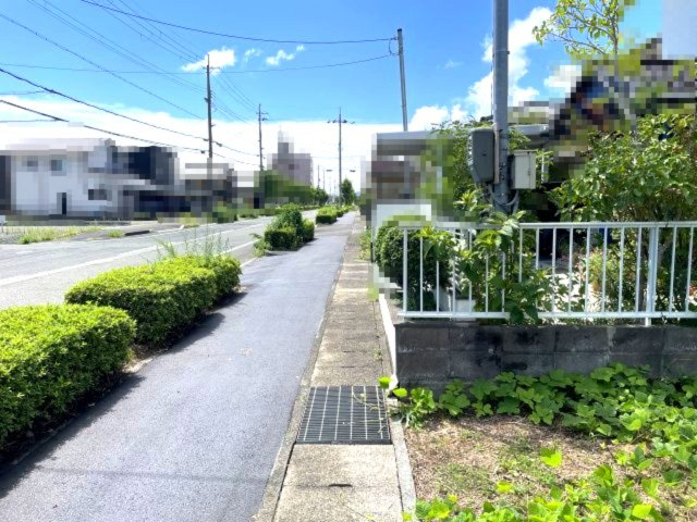 高島市新旭町熊野本2丁目59坪売地(北)の前面道路含む現地写真