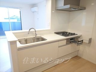 Contentoのキッチン|センサー吐水シャワー栓・３口ガスコンロ・グリル付きシステムキッチン