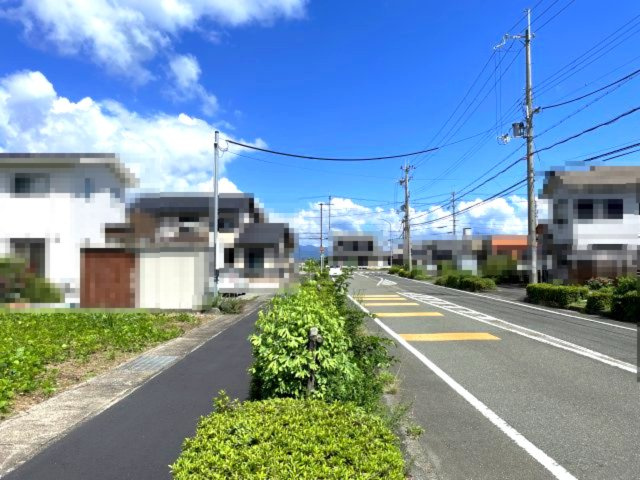 高島市新旭町熊野本2丁目59坪売地(南)の前面道路含む現地写真
