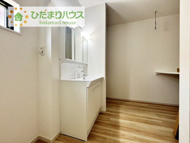 【独立洗面台】 | 龍ケ崎市小通幸谷町1期　新築戸建 | 三面鏡の大きな鏡は憧れます(^^♪
鏡の後ろは収納となっていて、細かいものでも収納できるのでスッキリと整理できます！
