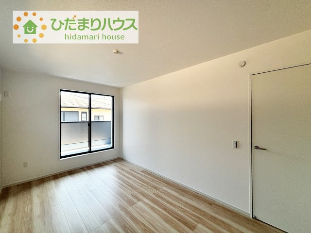 【寝室】 | 龍ケ崎市小通幸谷町1期　新築戸建 | バルコニーに面していて、たっぷり光りの入る明るい主寝室です！