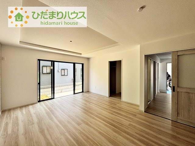 【居間・リビング】 | 龍ケ崎市小通幸谷町1期　新築戸建 | リビングの大きな窓からは、暖かな日の光が降り注ぎます・・・