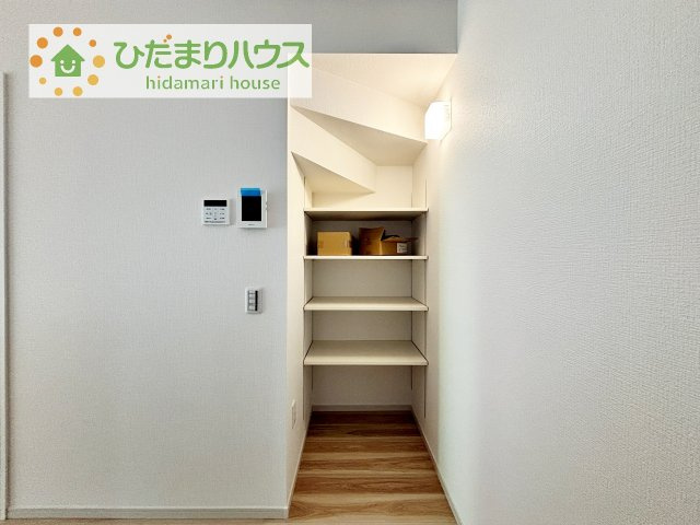【収納】 | 龍ケ崎市小通幸谷町1期　新築戸建 | 食品や日用品のストックをすっきり収納できる便利なパントリー。キッチンまわりの収納力がアップし、調理家電や買い置き品なども整理しやすく、キッチンをいつでもきれいに保てます。