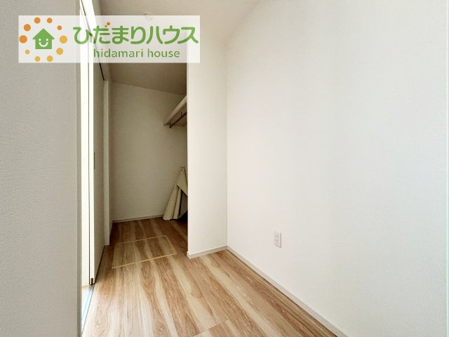 【収納】 | 龍ケ崎市小通幸谷町1期　新築戸建 | 家族みんなで使える便利なシェアクローク。衣類やバッグ、季節物などをまとめて収納でき、各居室をすっきり保てます。家族の身支度や片付けもスムーズになる嬉しい収納スペースです。