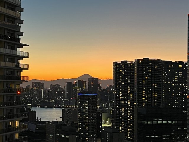 南側バルコニーから西側の眺望（夕焼け）