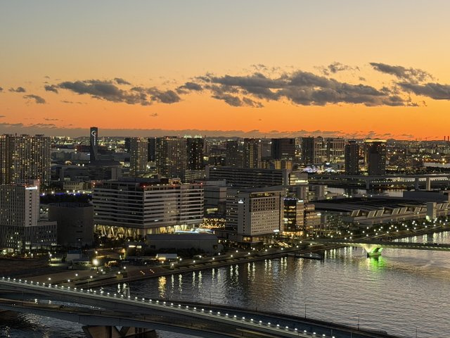 南側バルコニーからの眺望（夕焼け）（運河、新豊洲、台場方面望む）