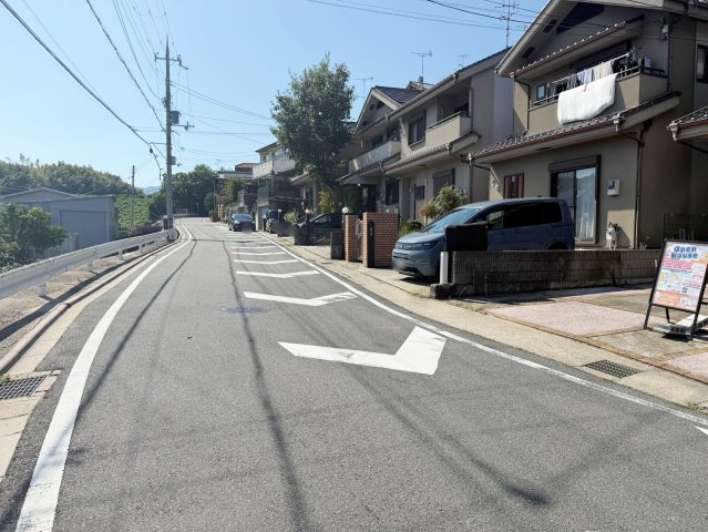 樫原山ノ上町の前面道路含む現地写真