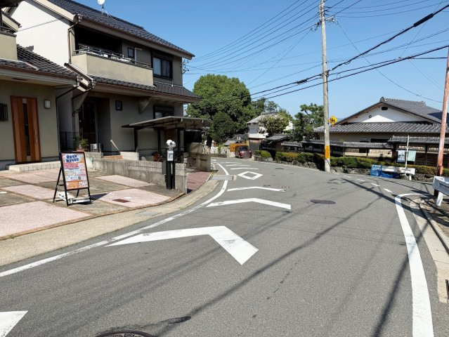 樫原山ノ上町の前面道路含む現地写真