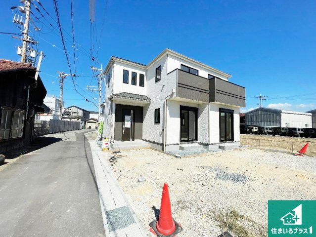 明石市大久保町八木　新築一戸建ての前面道路含む現地写真|周辺は閑静な住宅街！前面道路広々で車の出し入れも便利です。駐車が苦手な方でも安心して車庫入れできます！