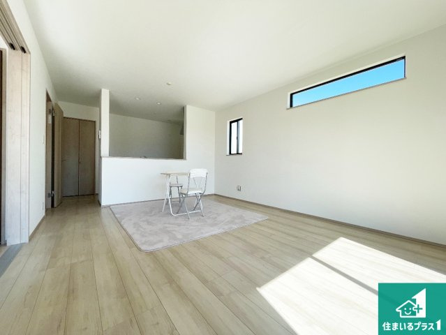 明石市大久保町八木　新築一戸建ての居間・リビング|シンプルなリビングは、観葉植物等のインテリアを楽しめますね！パパ好みにも、ママ好みにも家具次第で雰囲気を変えることができます！