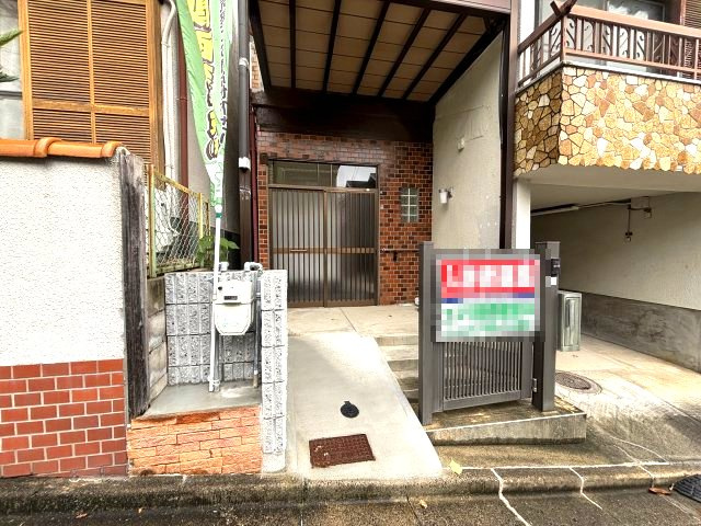 河内長野市向野町の一戸建てのエントランス