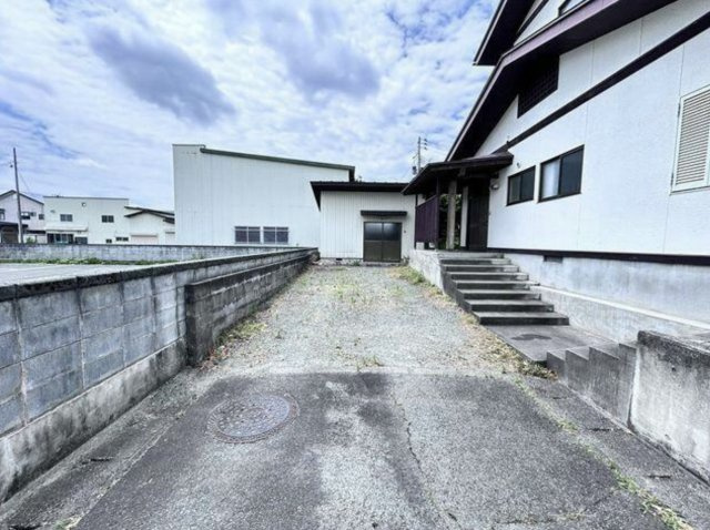 西根字上川原　売り住宅の駐車場