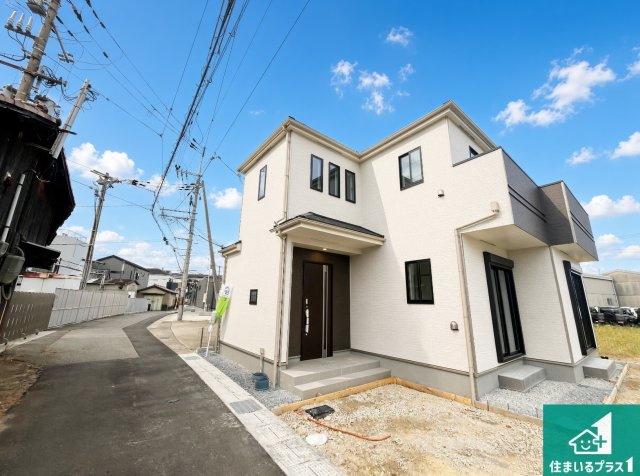 明石市大久保町八木　新築一戸建ての前面道路含む現地写真|周辺は閑静な住宅街！前面道路広々で車の出し入れも便利です。駐車が苦手な方でも安心して車庫入れできます！