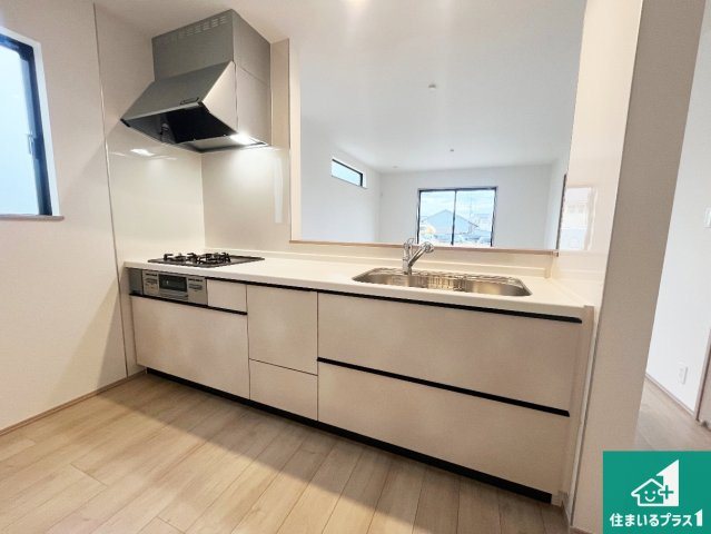 明石市大久保町八木　新築一戸建てのキッチン|リビングと統一感があり、使い勝手のいいキッチン。広々としているので、二人並んで作業が出来ちゃいます。お子様と一緒に色々なお料理に挑戦できるスペースがあります。