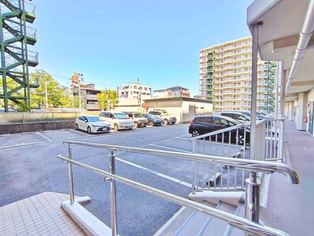 今里グリーンハイツの駐車場