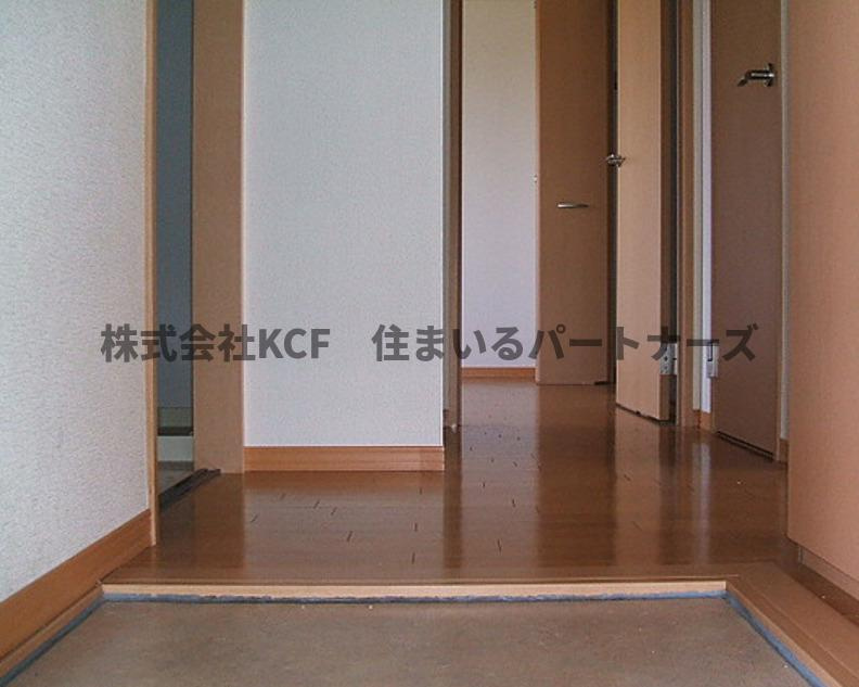 ハウスフリーデⅡの玄関|収納もある玄関です